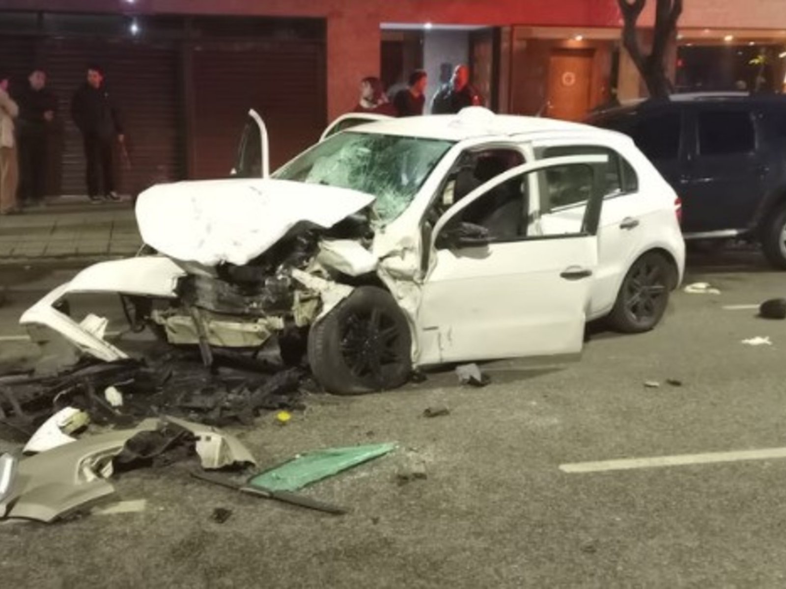 Brutal choque entre un auto y una camioneta en Coghlan: hay tres heridos graves