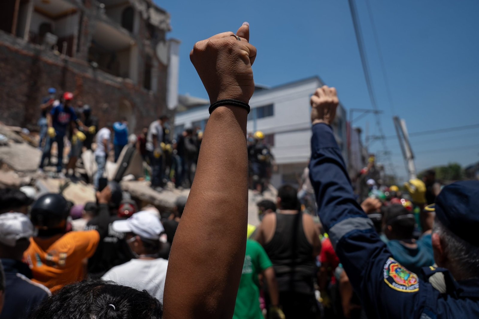 Cali escarba entre los escombros del terremoto: “No podía salir y dejar tirados a mis pacientes”