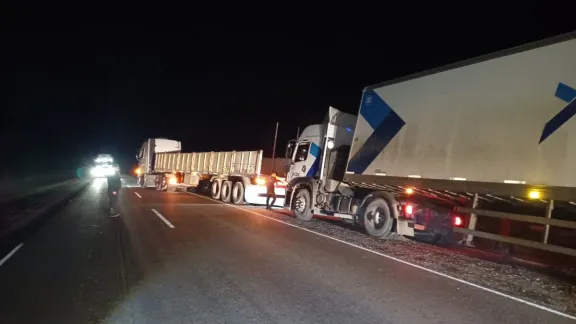 Camión de carga quedó encajado en la Ruta 3 cerca de Garayalde