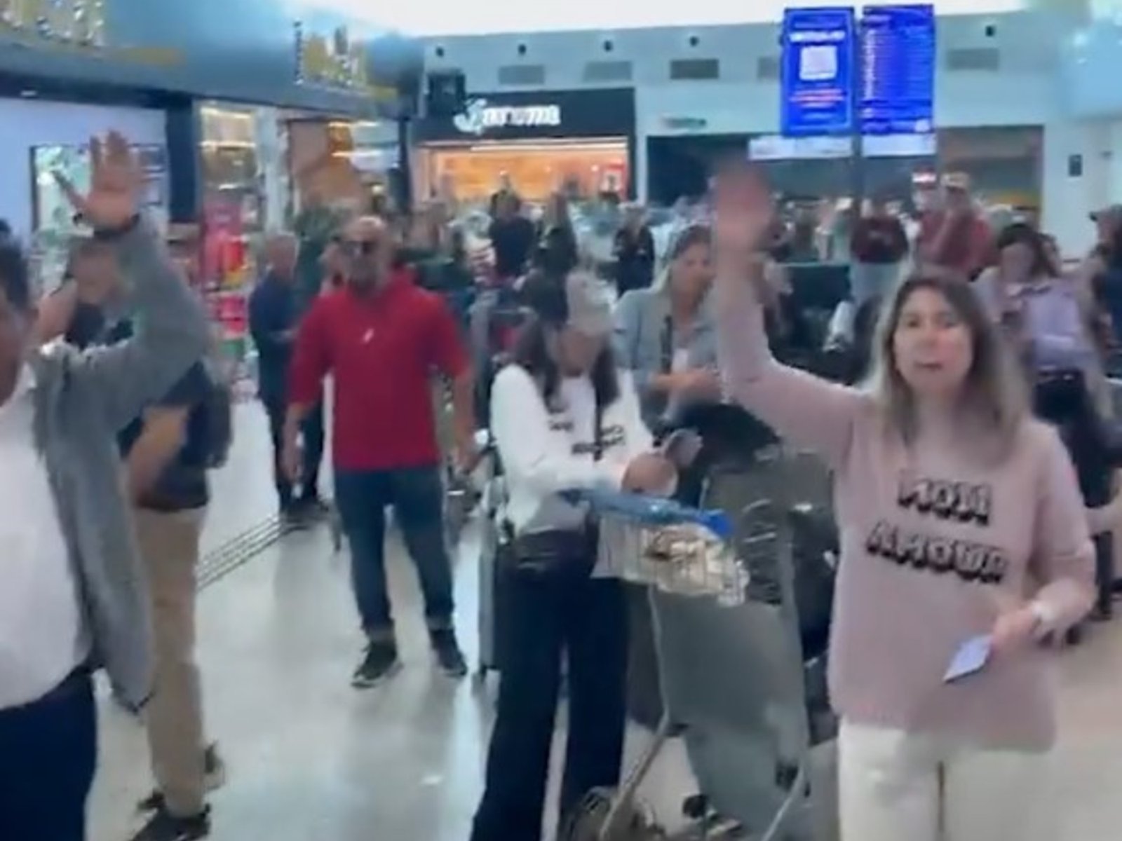 Casi 300 pasajeros que salieron de Argentina hacia España quedaron varados en Brasil por una falla de un avión de la aerolínea Plus Ultra
