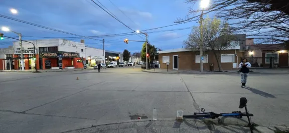 Ciclista herido en la cabeza tras chocar con un auto en esquina de supermercado