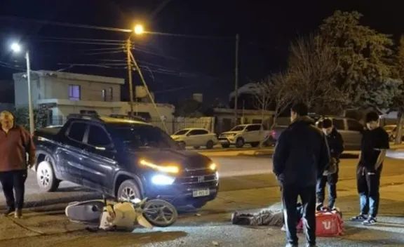 Colisión entre camioneta y moto deja un herido en Comodoro Rivadavia