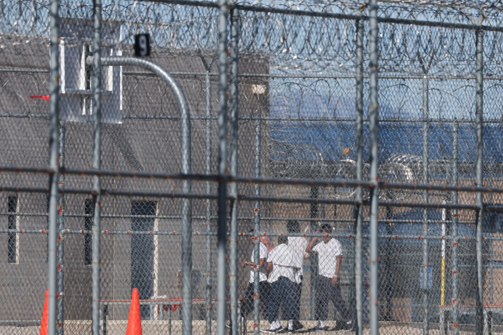Cómo los migrantes luchan solos para salir de los centros del ICE con un recurso legal que Trump busca eliminar