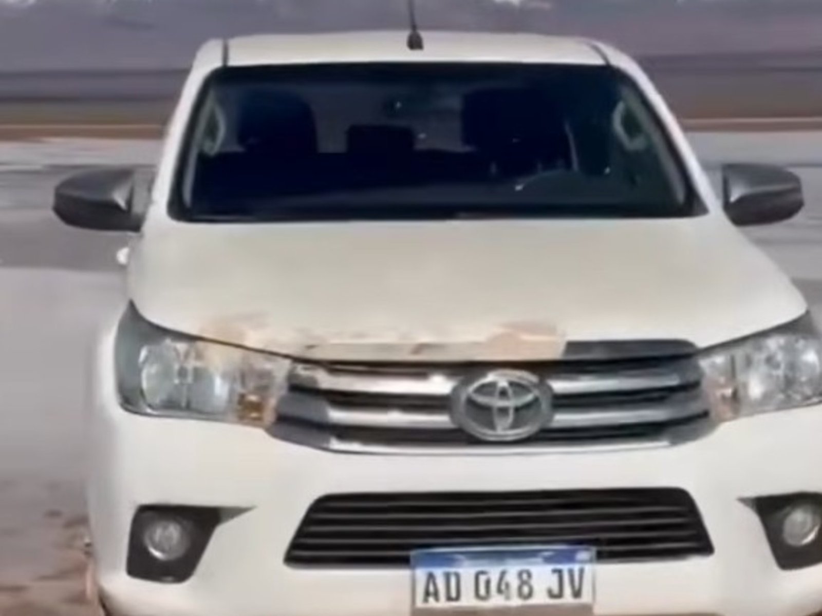 Cuánto costará remover la camioneta enterrada en un área protegida de San Juan y quién asumirá la custodia