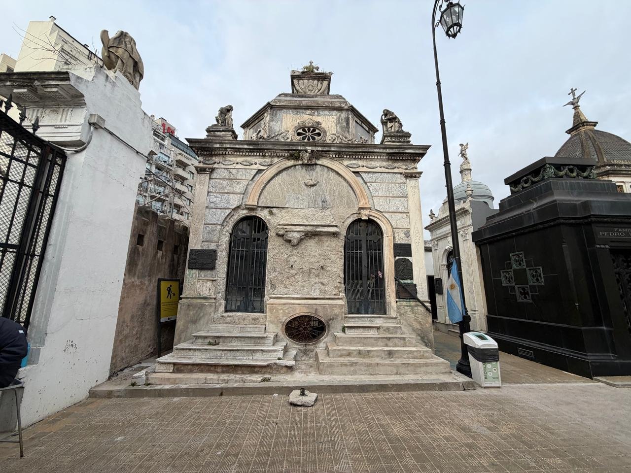 De bóveda aristocrática a café: el Gobierno de Buenos Aires licita viejas tumbas del cementerio de Recoleta