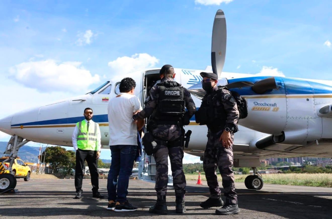 Traslado de prisioneros a cárceles de máxima seguridad.