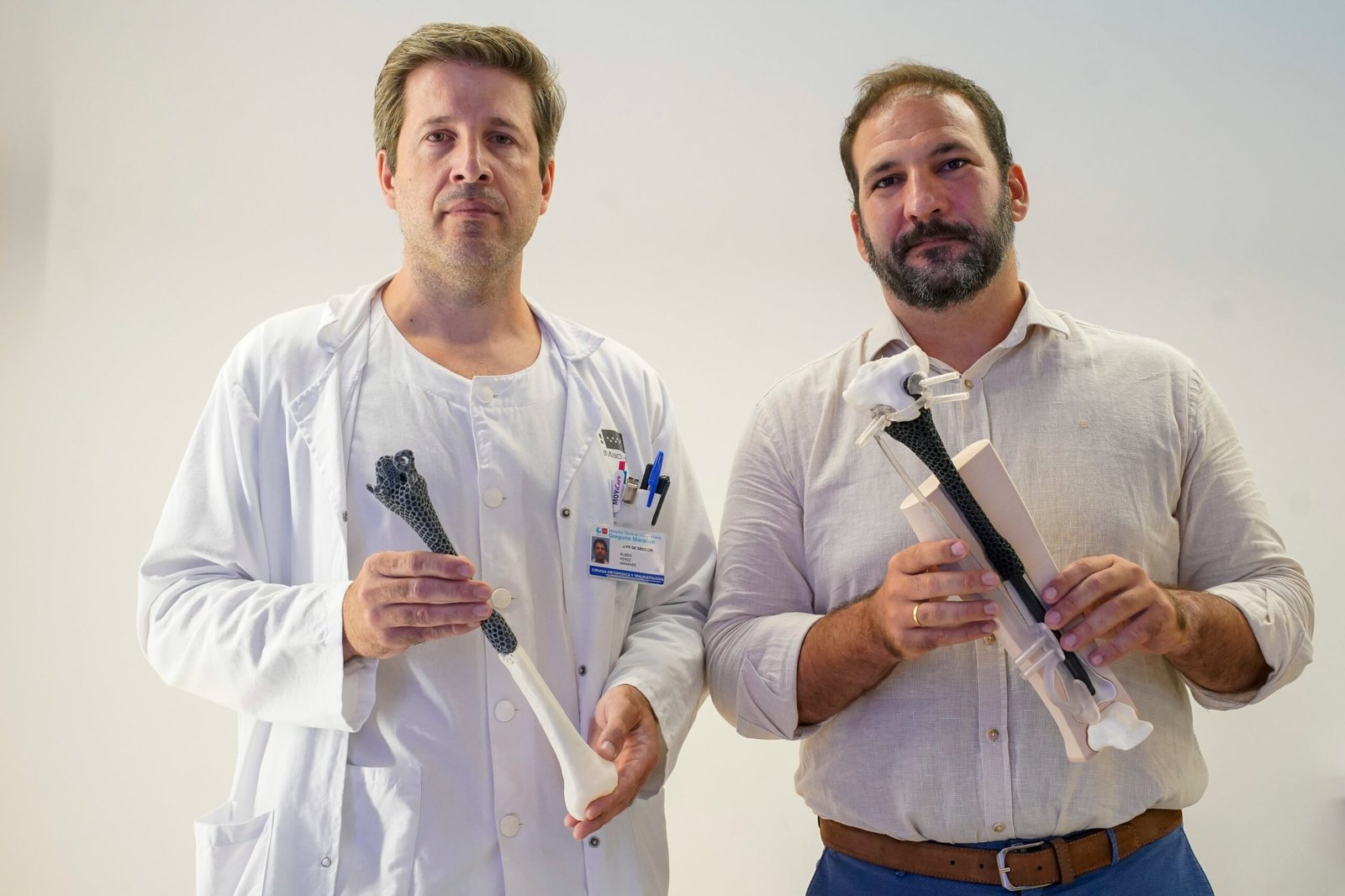 El cirujano ortopédico Rubén Pérez, derecha, y el ingeniero de la Universidad Politécnica de Madrid Luis Saucedo.