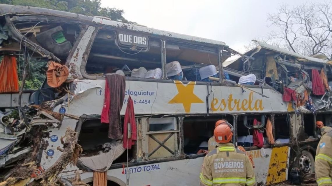 Diez mujeres murieron tras el vuelco de un micro en Brasil