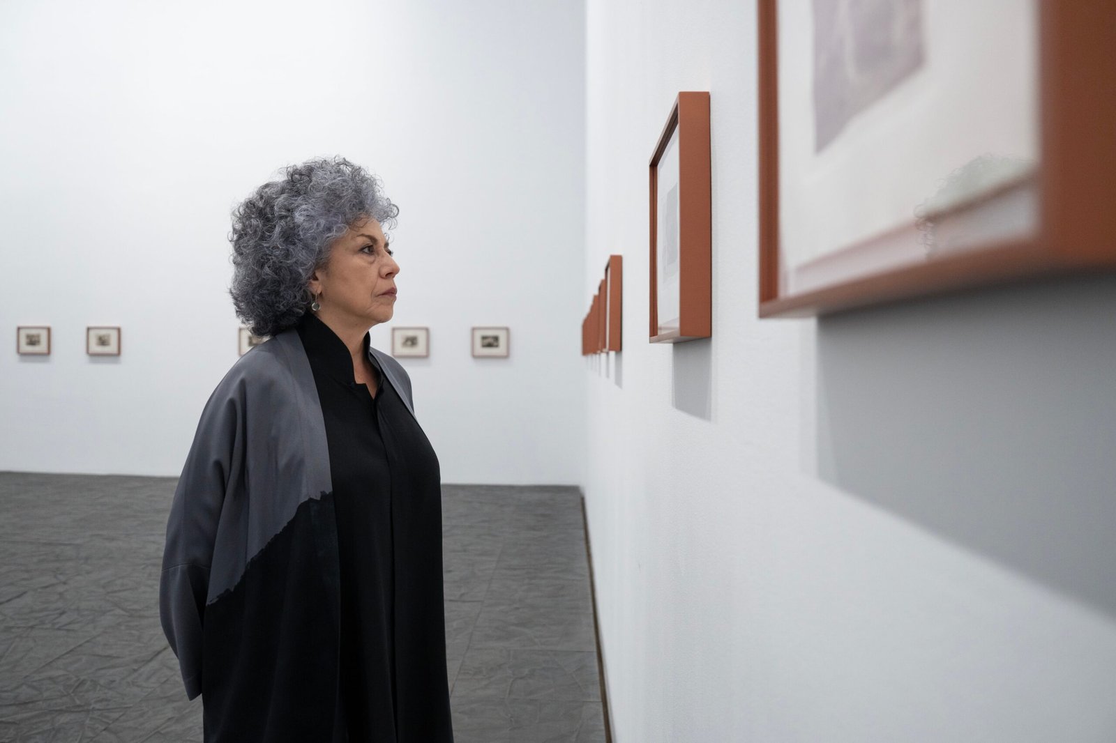Doris Salcedo observa uno de los grabados de Goya.