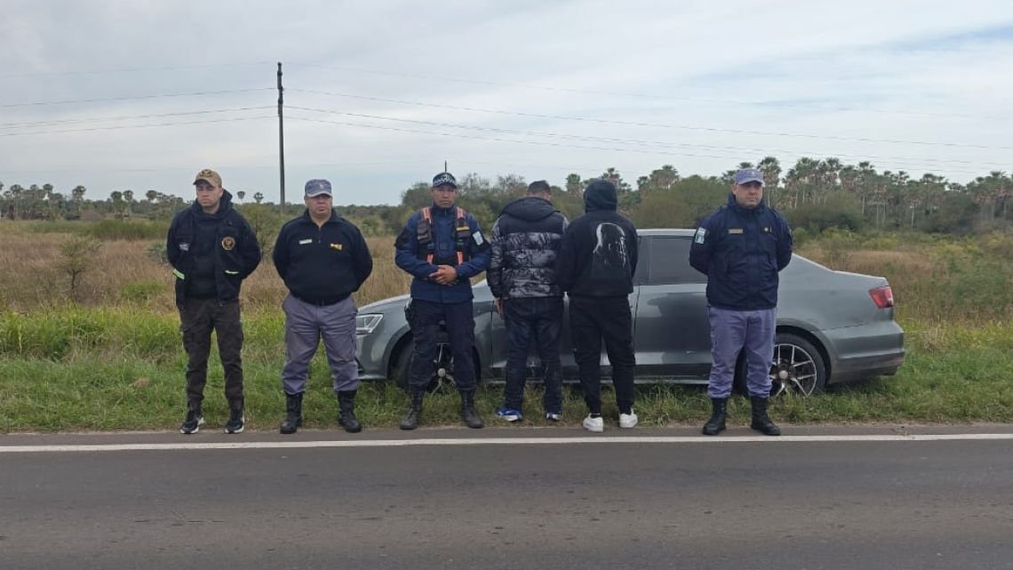 Dos camionetas robadas, patentes falsas y una fuga a los tiros: seis sospechosos en Ruta 11