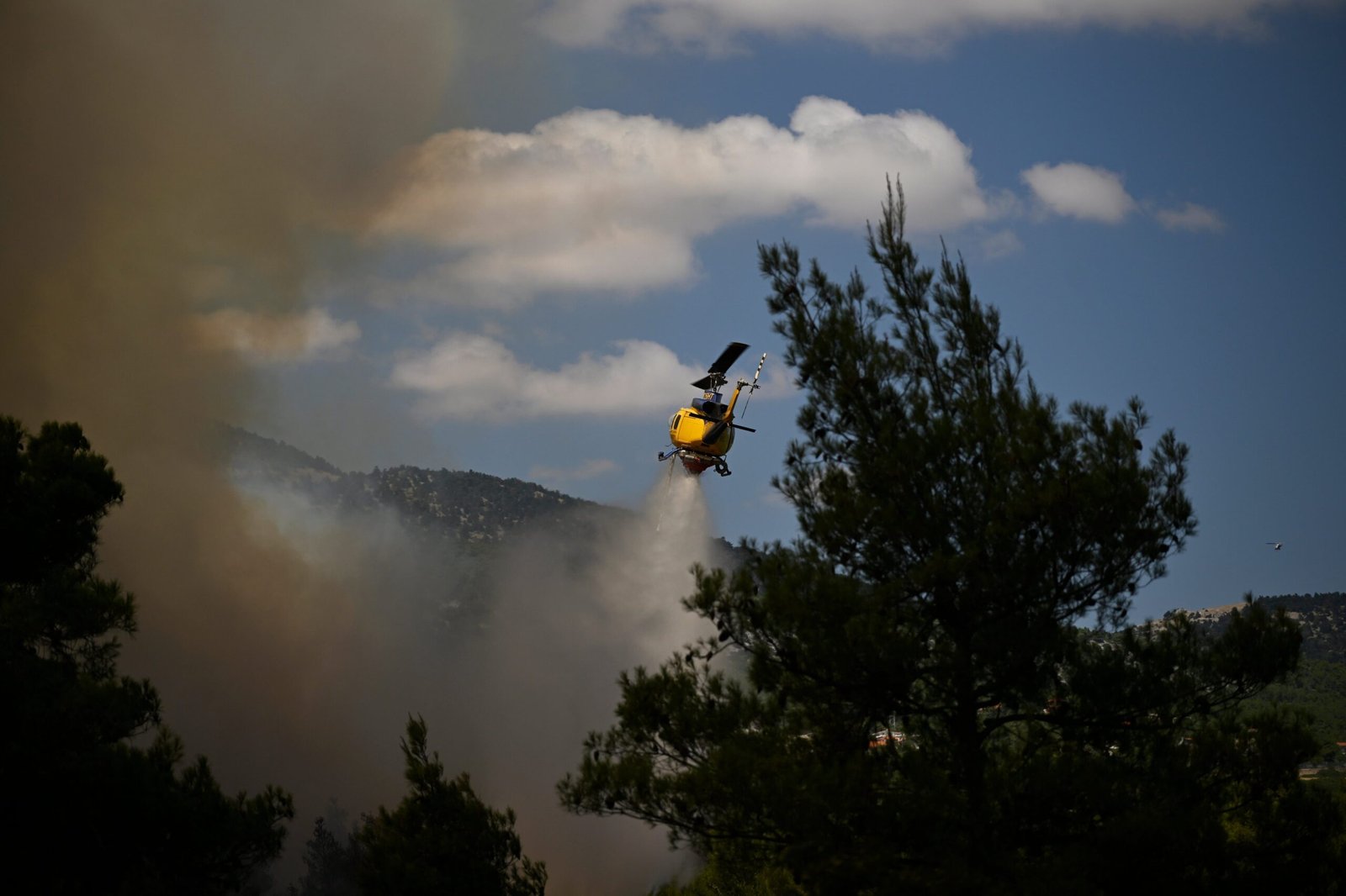 Dos pilotos mueren al chocar dos helicópteros que participaban en la extinción de un incendio en Grecia