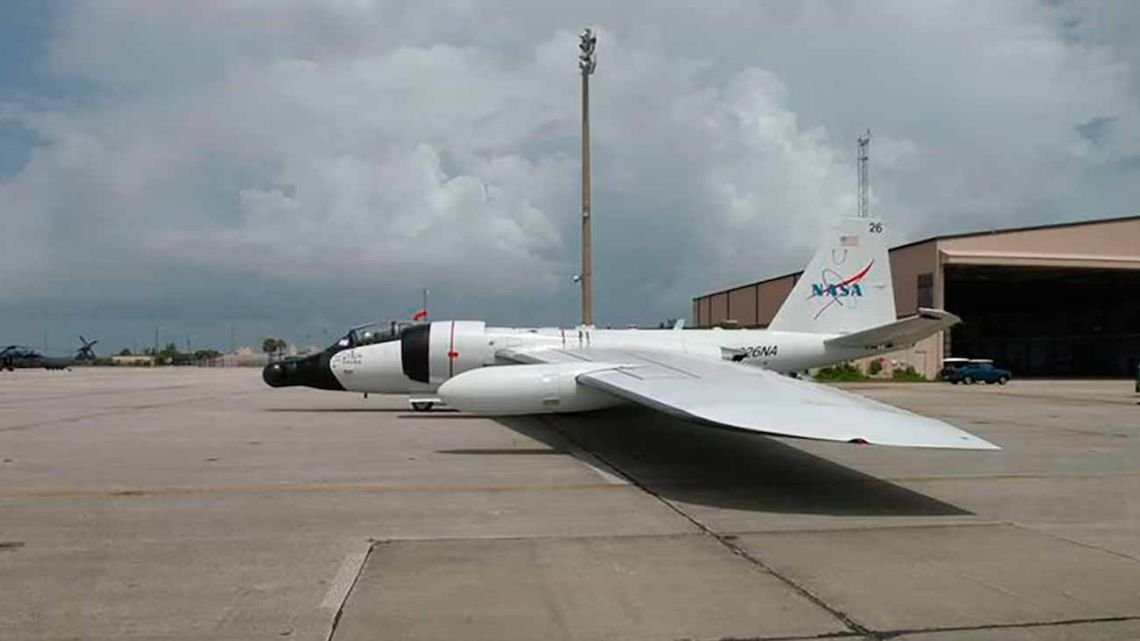 Eclipse de Sol: como es el avión espacial WB-57 de la NASA que tomará imágenes inéditas de la corona solar