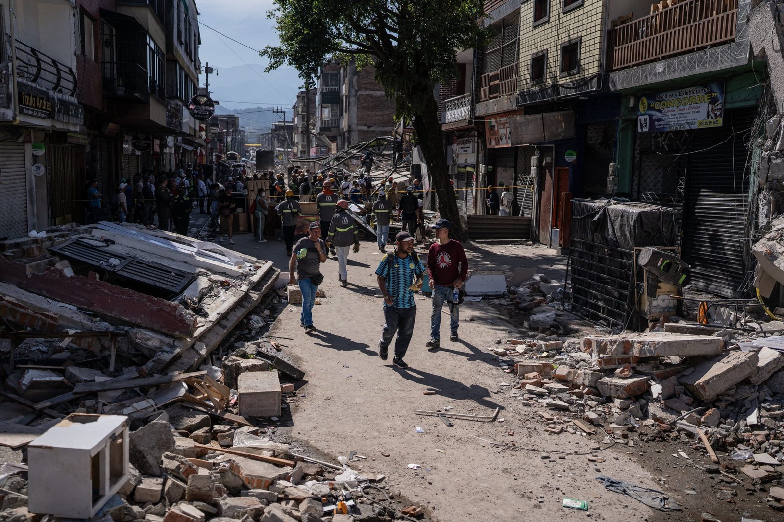Calles con escombros de los edificios colapsados en el centro de Pereira, este martes.