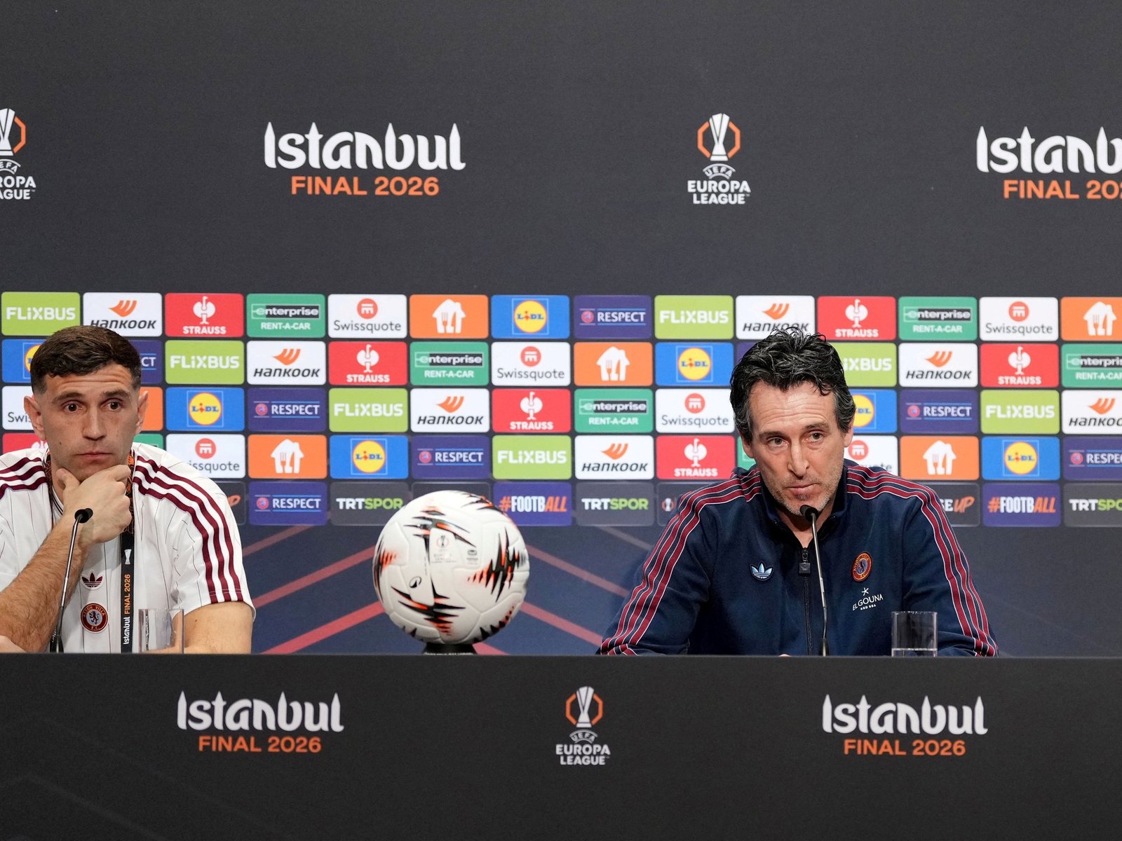 El DT de Aston Villa confirmó que el Dibu Martínez pidió cambiar de club: "Por eso decidimos fichar"