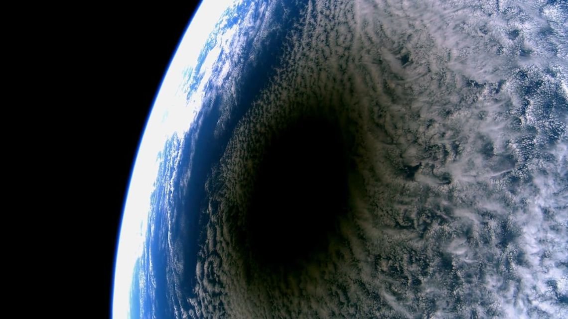 El Eclipse Solar Total desde la órbita terrestre: un sombra gigante avanzando sobre la Tierra