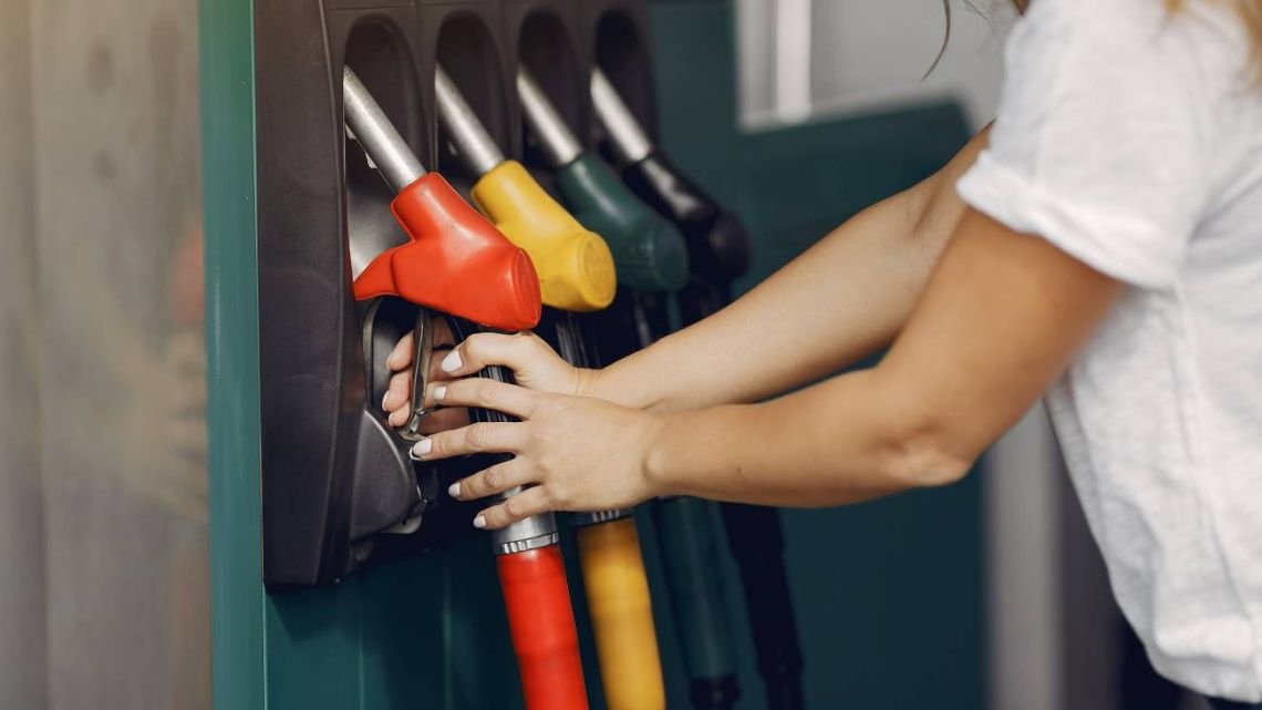 El Gobierno frenó otra vez la suba de impuestos a la nafta y el gasoil en medio del aumento del precio del petróleo