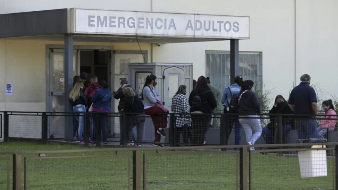 El Gobierno ordenó que los extranjeros no residentes deben pagar por su atención en los hospitales de toda Argentina