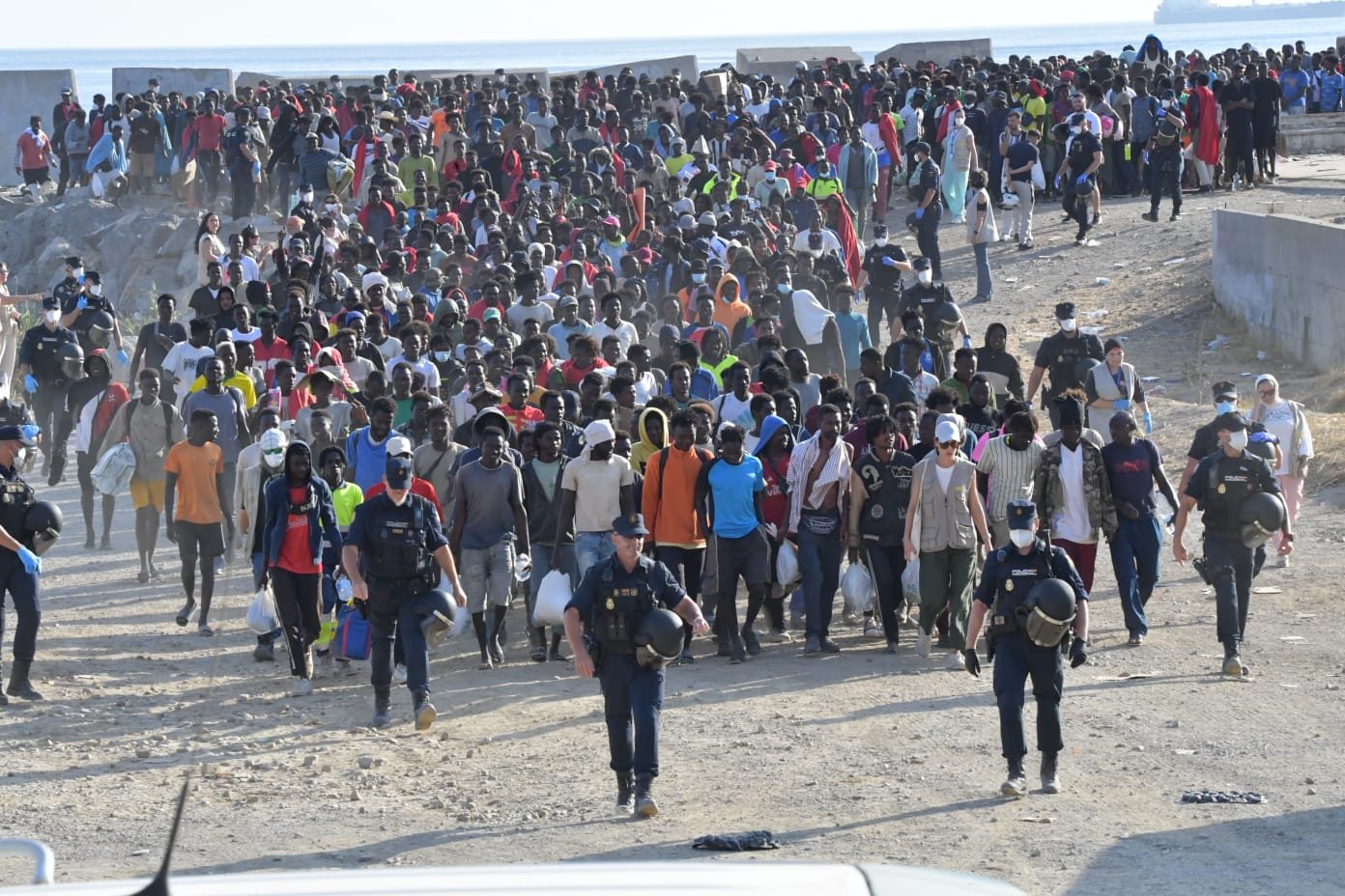 El Gobierno reubica a 1.800 migrantes de la playa de El Trampolín y prevé habilitar nuevos espacios