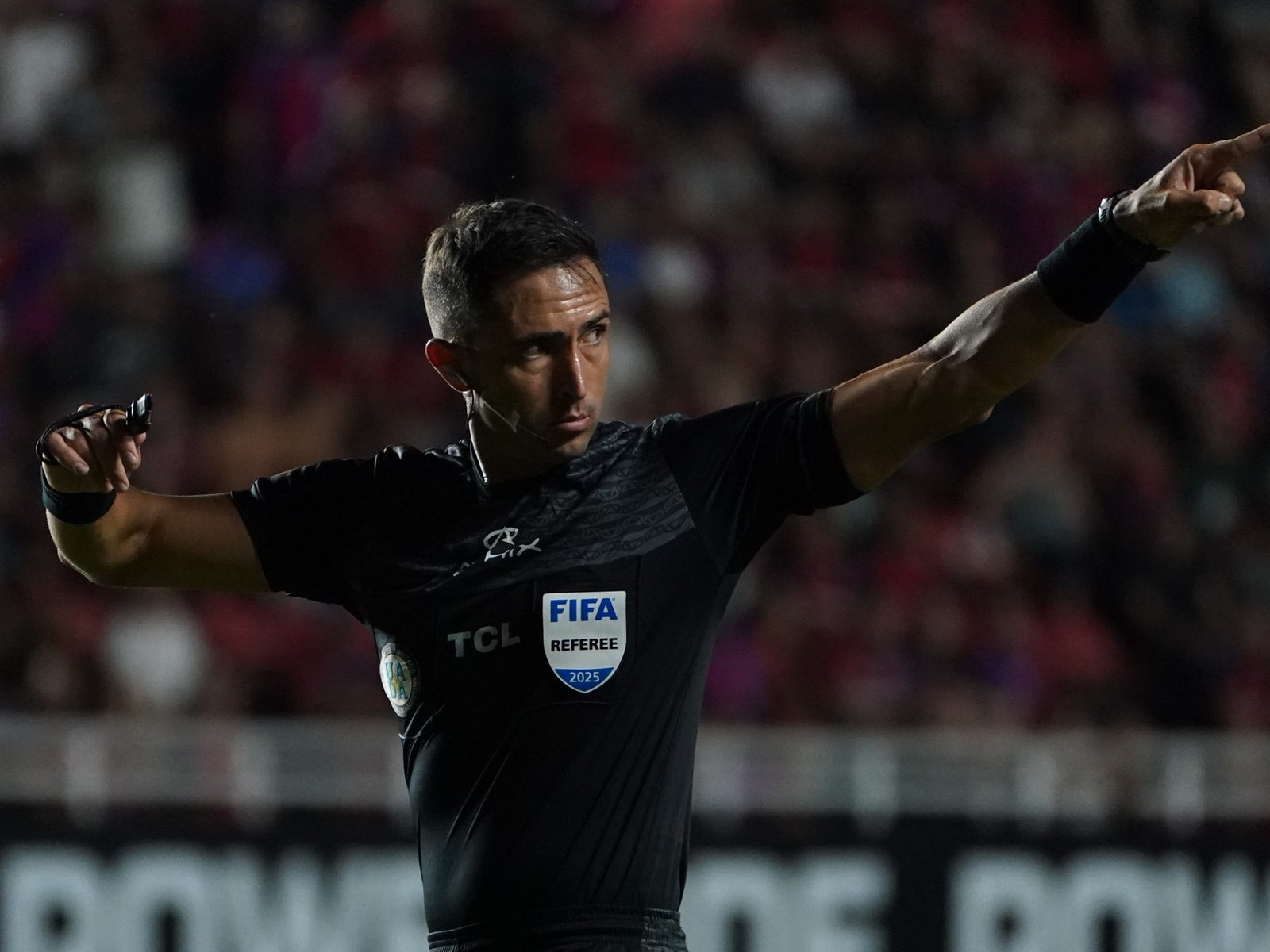El árbitro Nazareno Arasa y el VAR Diego Ceballos, sancionados en forma exprés por la AFA tras perjudicar a Vélez: qué dice el comunicado