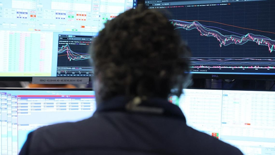 El dólar rozó los $1.500 y generó tensiones en el mercado
