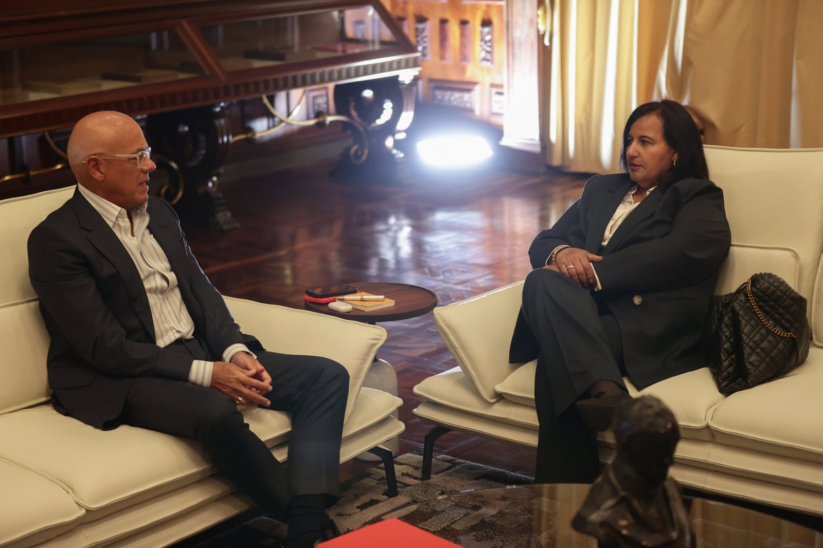 El esperado diálogo entre el chavismo y la oposición arranca solo con una llamada telefónica