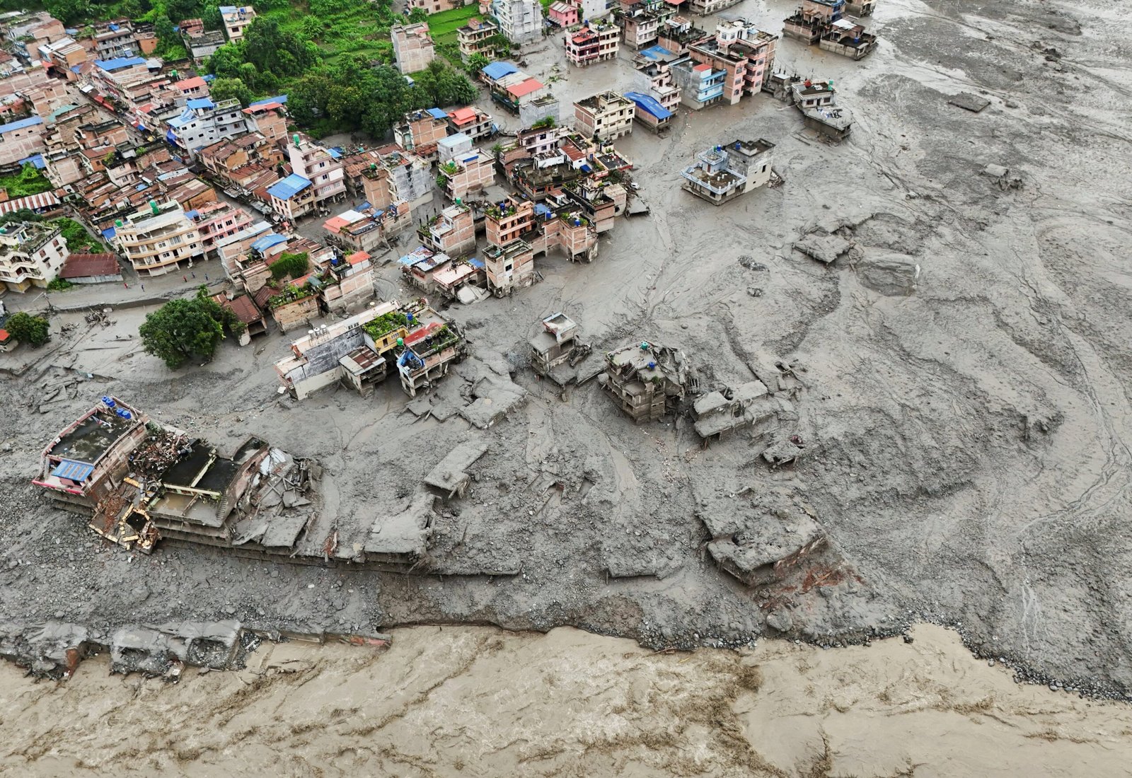 El número de desaparecidos en Nepal y Tíbet tras la fuerte riada supera los 1.300, según dos registros