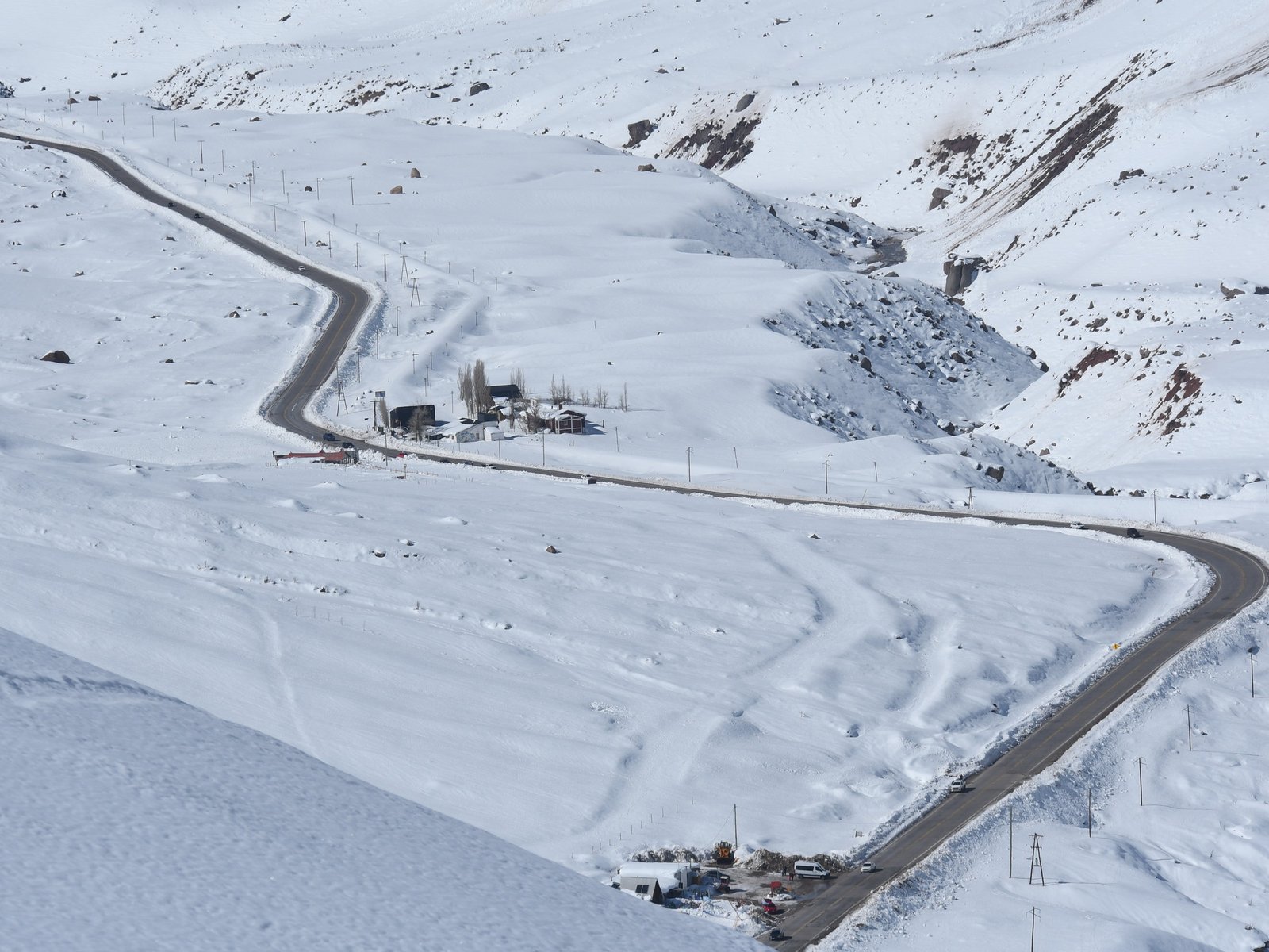 El paso Cristo Redentor cumple un récord de días cerrado por la nieve y hay quejas de los camioneros por las pérdidas millonarias