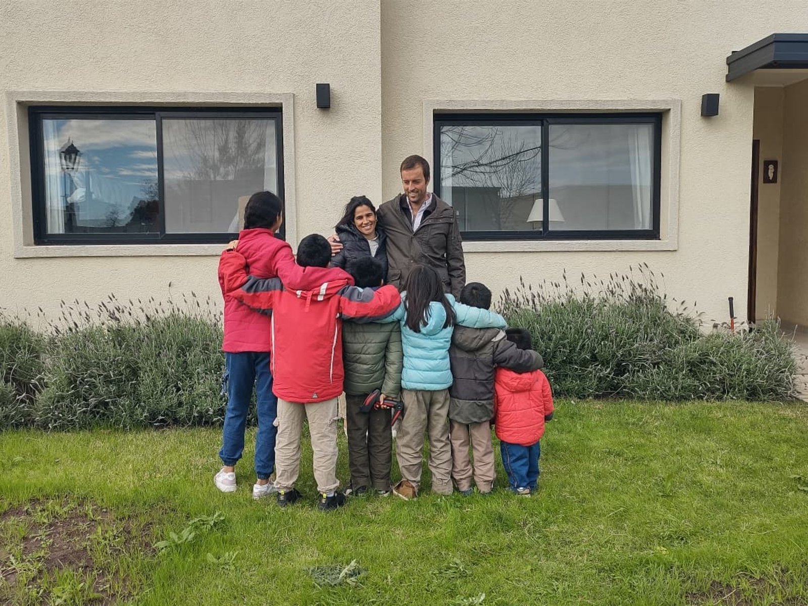 El primer Día del Niño en familia de los seis hermanitos misioneros que pelearon para que no los separen