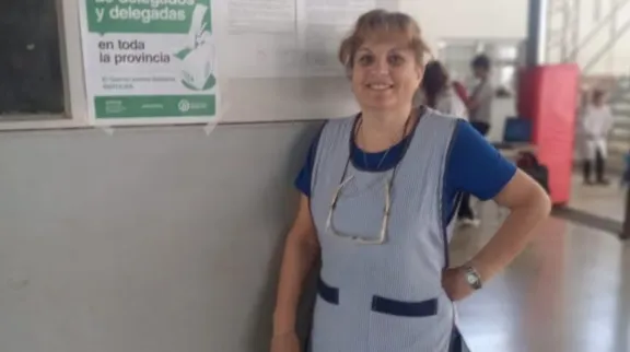 Embistió a su exesposa con el auto y la mató a puñaladas mientras estaba tirada en plena calle