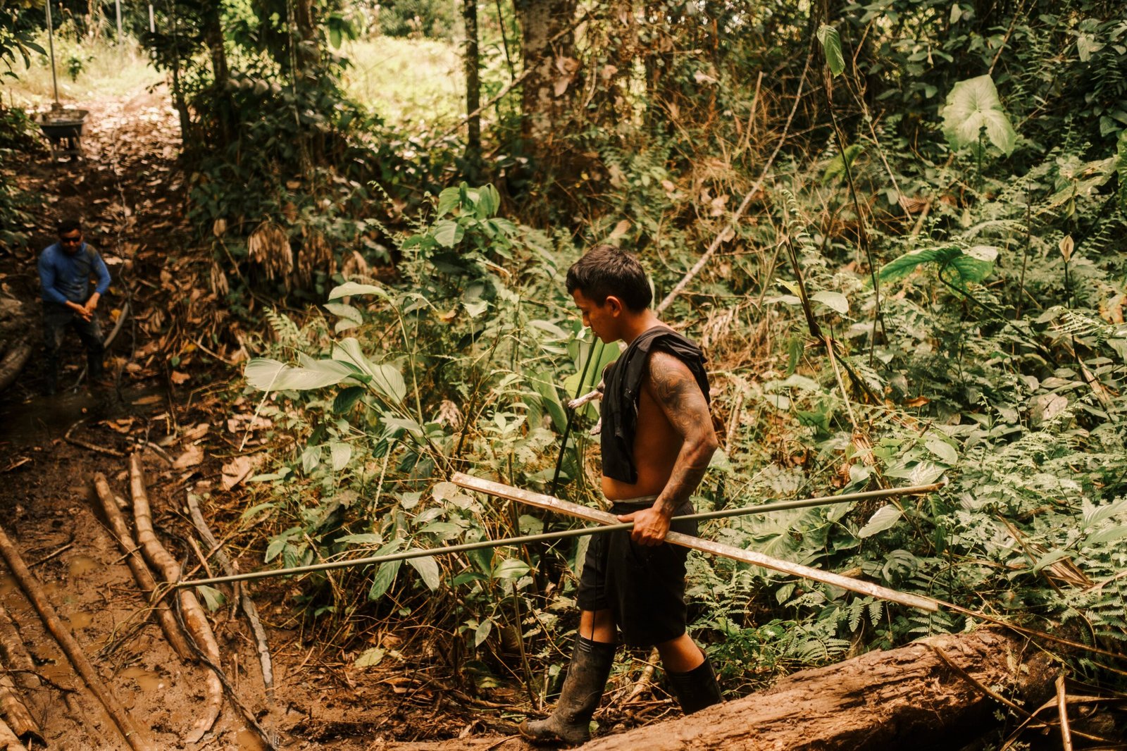 Un exmiembro de los Comandos de Frontera camina entre la vegetación en las inmediaciones de la ZUT, el 30 de julio.