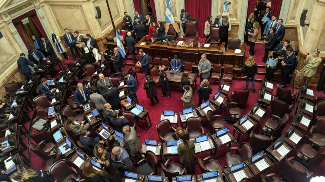 Encuesta, mientras el Senado debatía Propiedad Privada, el 57% reclama un cambio de gobierno
