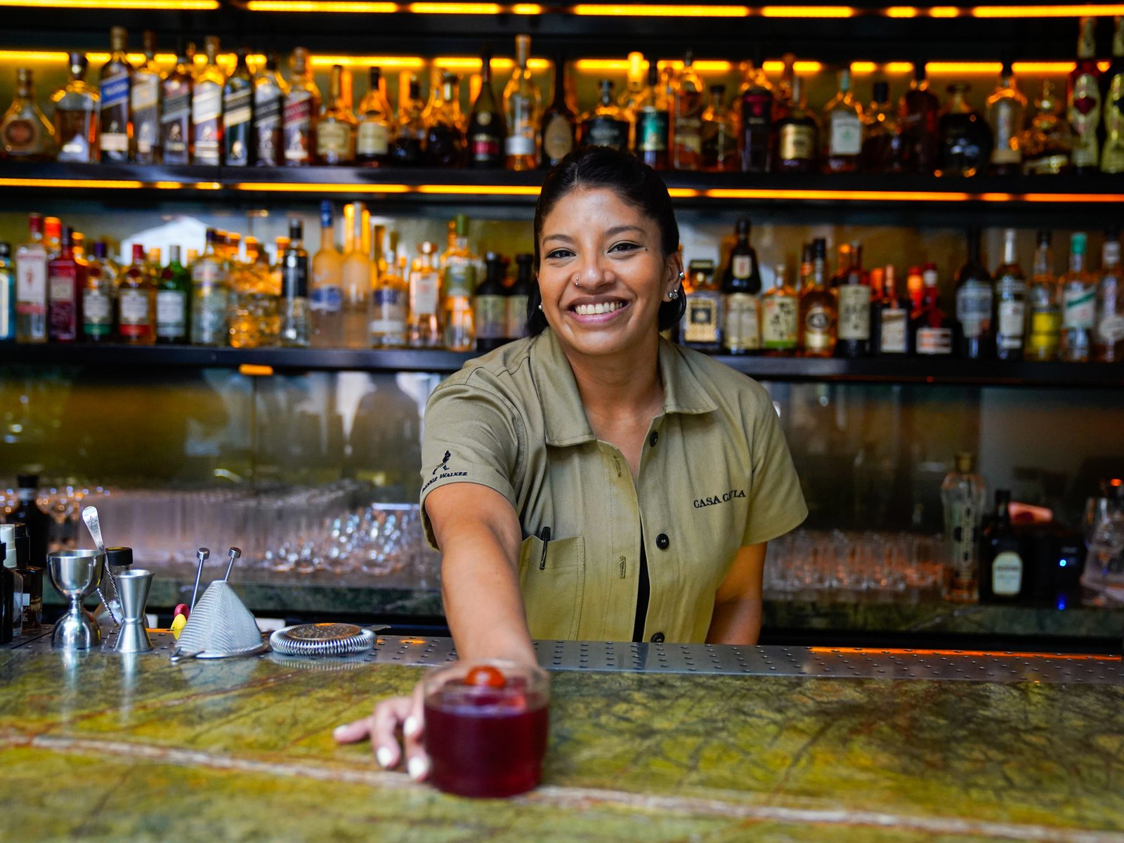 Flavia Arroyo, la bartender alquimista que recrea el sabor de un whisky o un vodka sin utilizar alcohol
