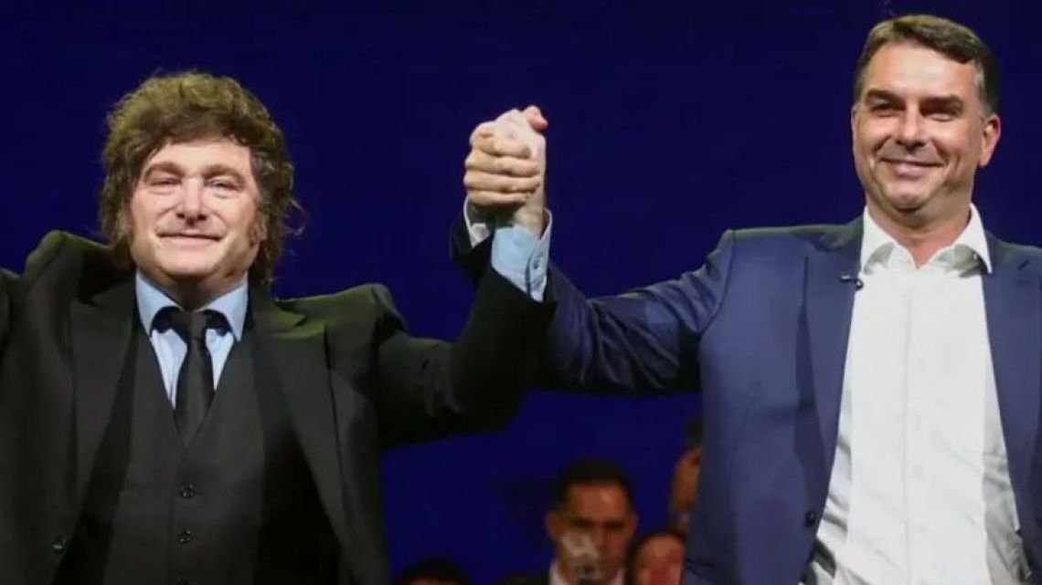 Flávio Bolsonaro culpó a Lula por la crisis con Argentina, le dedicó durísimas críticas y le mandó un mensaje de apoyo a Milei