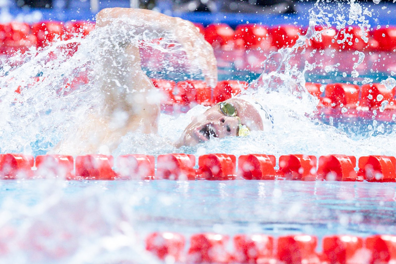 Francia se apoya en una posta supersónica de Marchand para ganar la plata en 4×200