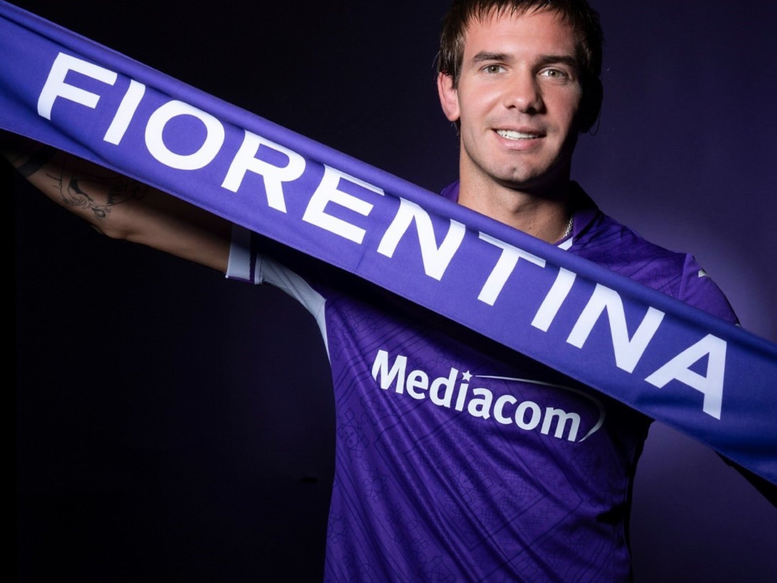 Franco Mastantuono fue presentado en Fiorentina y reveló por qué eligió el club: "No lo dudé"