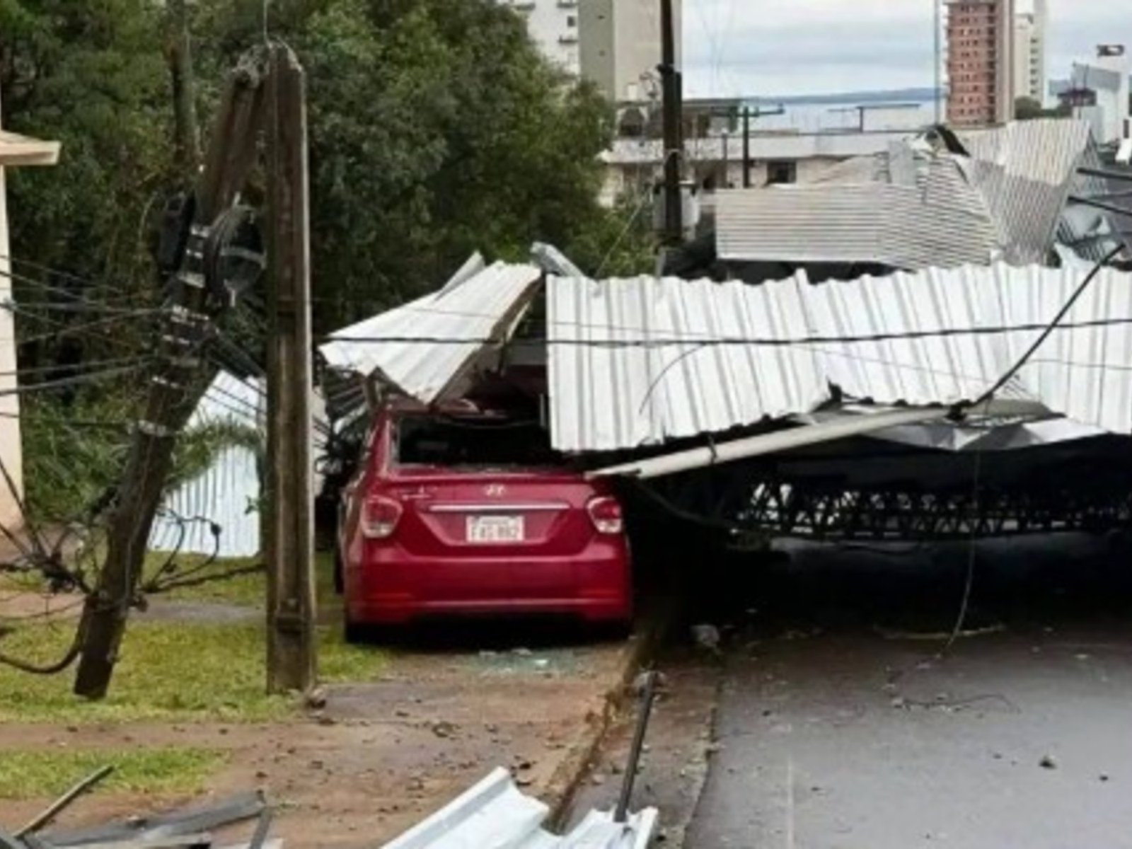 Fuerte temporal de lluvia, viento y granizo deja dos muertos en el sur de Brasil, destrozos en Paraguay y daños en Misiones