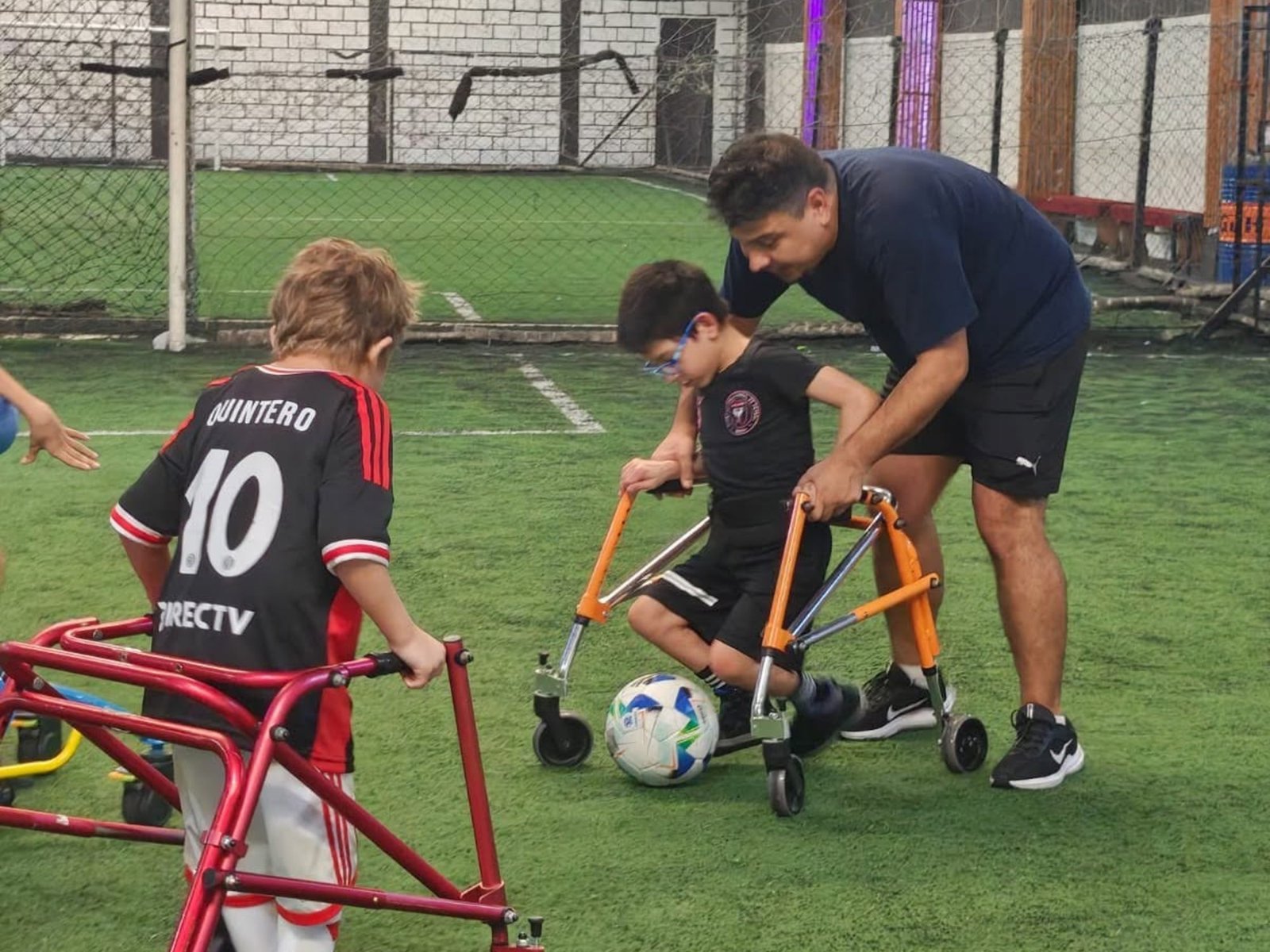 Fútbol en andadores en una exposición sobre rehabilitación y ortopedia con especialistas de todo el mundo