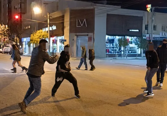 Hubo un feroz enfrentamiento callejero entre jóvenes a la salida de los boliches del Centro de Trelew