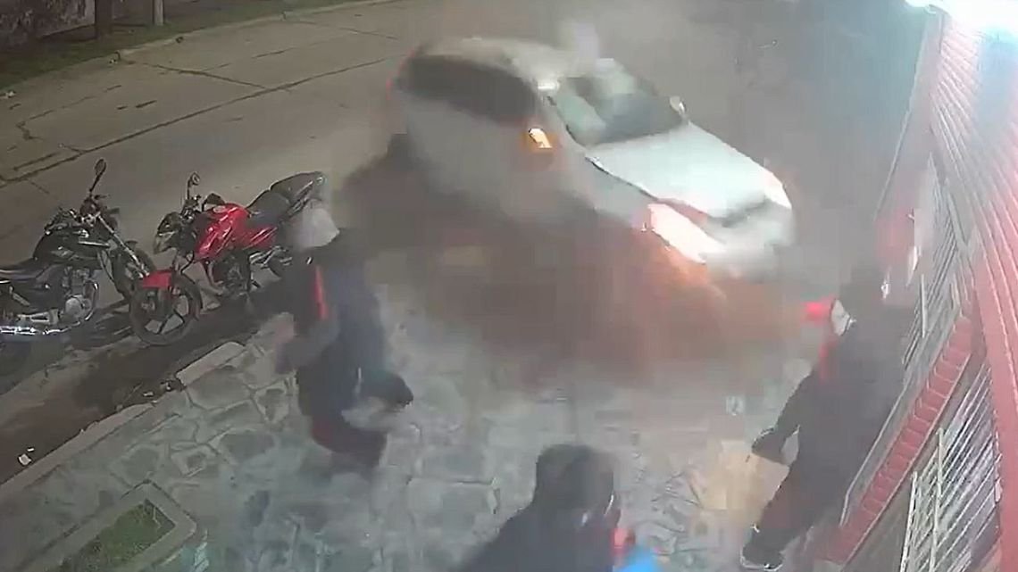 IMÁGENES SENSIBLES: camioneta atropelló a varias personas en la vereda (mató a una) en Mar del Plata