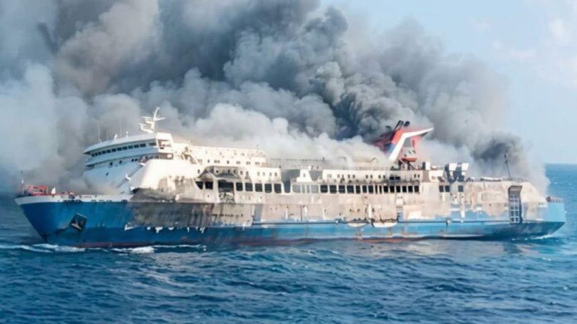 Incendio en un ferry en Indonesia: al menos cinco muertos y más de 40 desaparecidos
