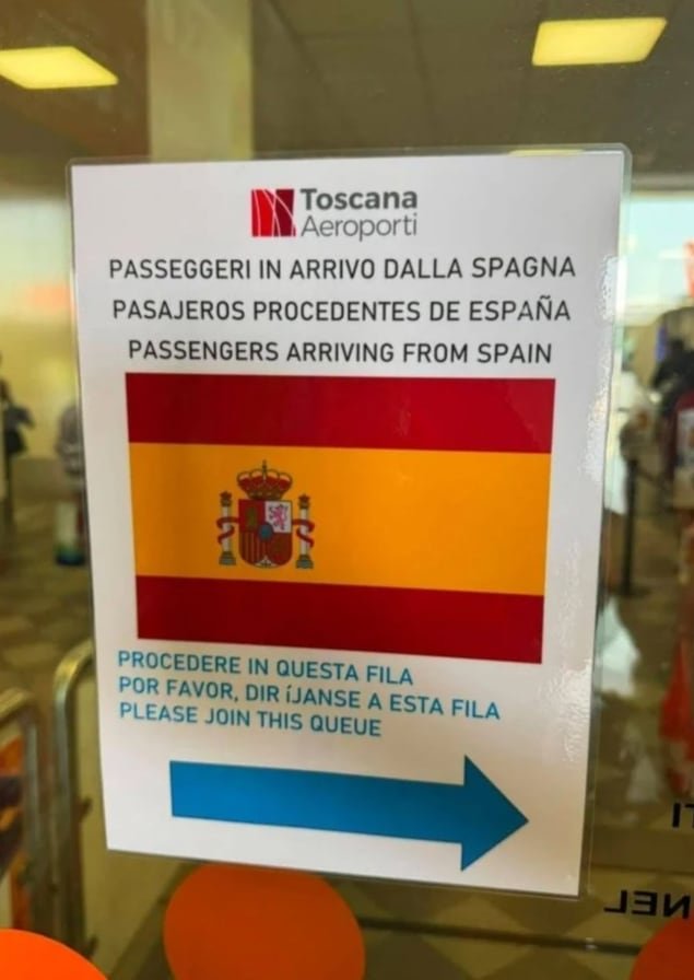 Un cartel en un aeropuerto italiano indica a los viajeros procedentes de España que deben ir por una fila específica.