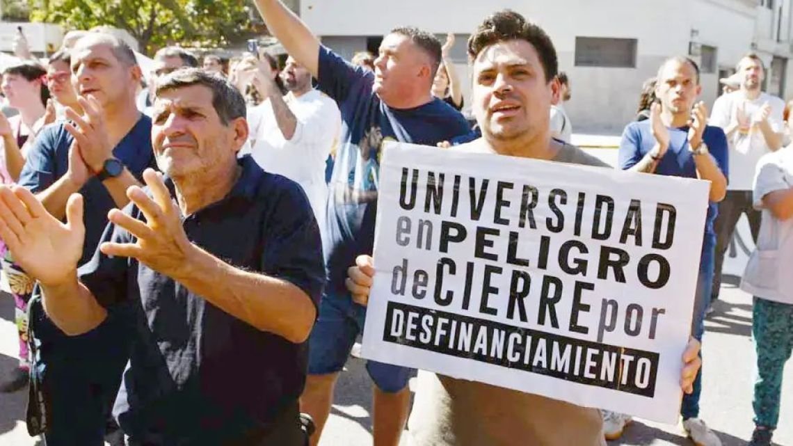 La comunidad universitaria se moviliza frente a la Secretaría de Educación