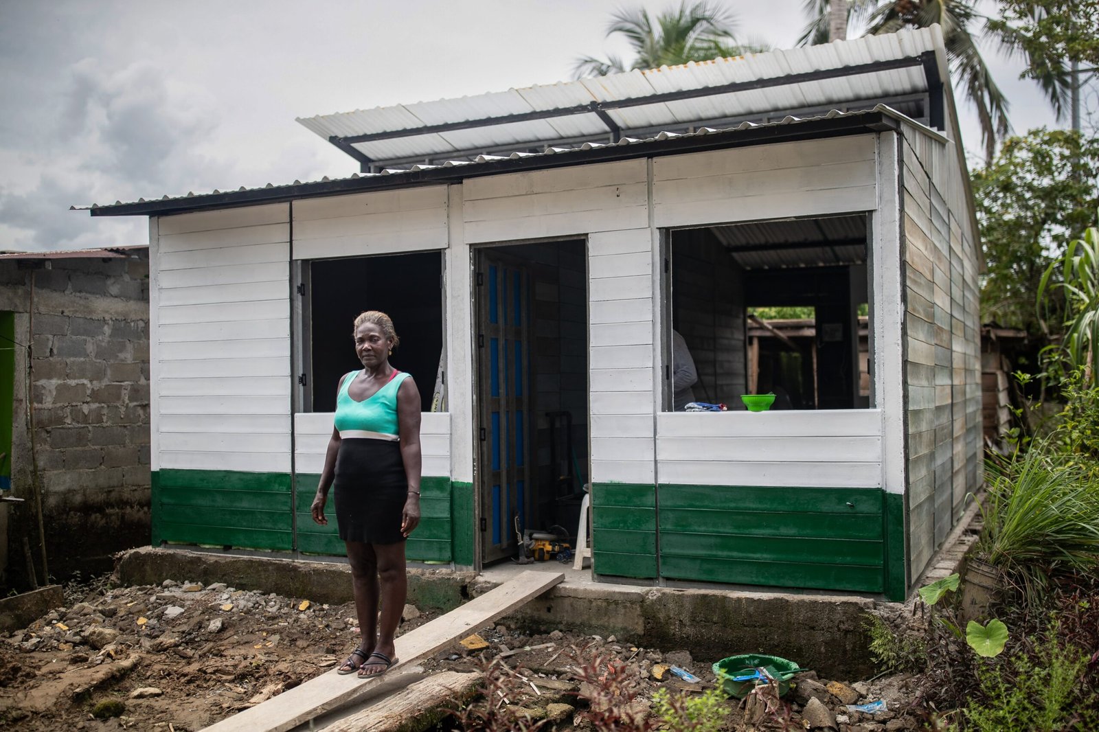 Inés Moreno Mena, primera beneficiada de la reconstrucción de su vivienda con plástico reciclado en Tanguí, el 20 de agosto.