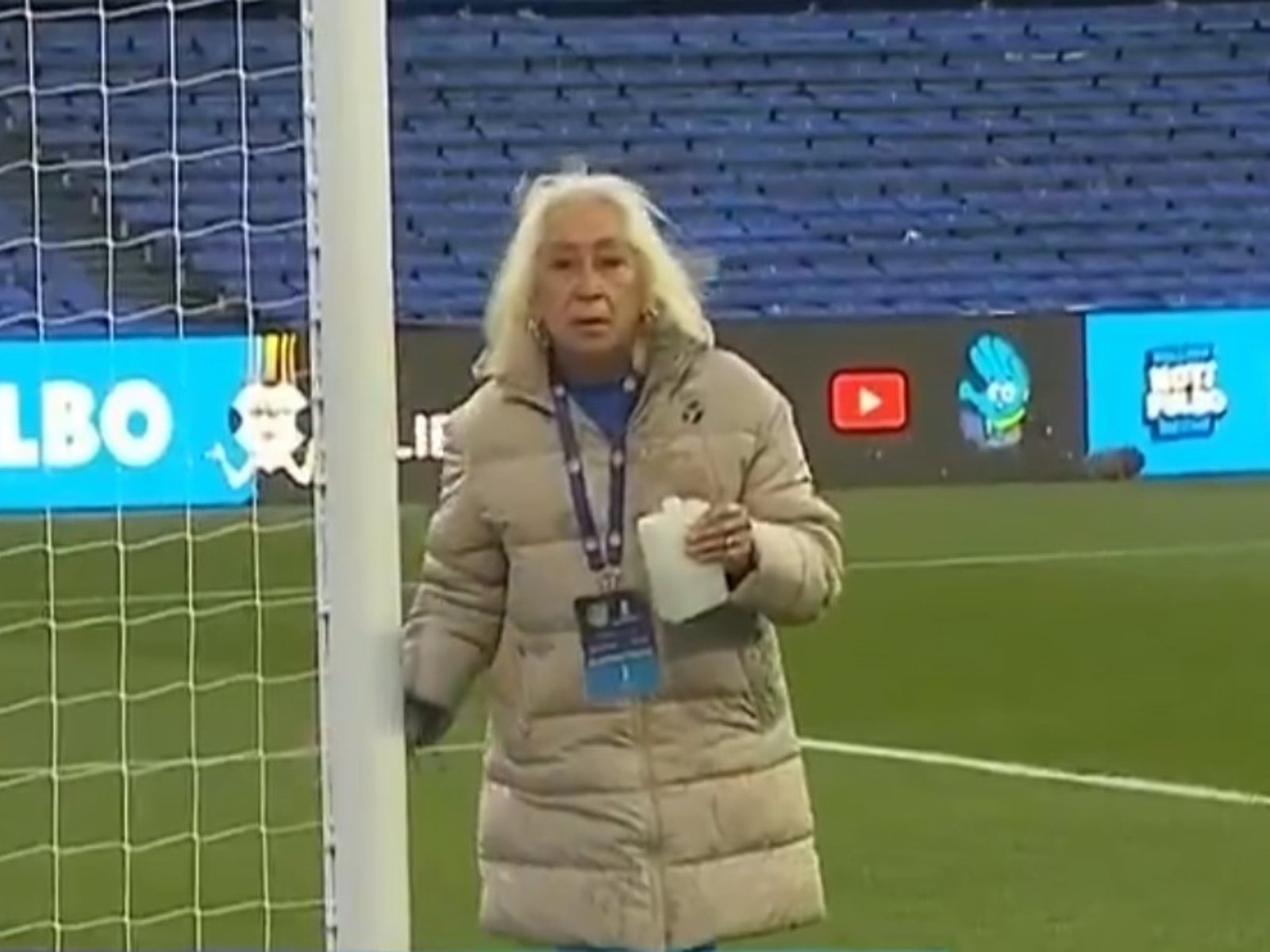 La misteriosa mujer que regó en agua bendita los arcos del Gigante de Arroyito en la previa ante Corinthians