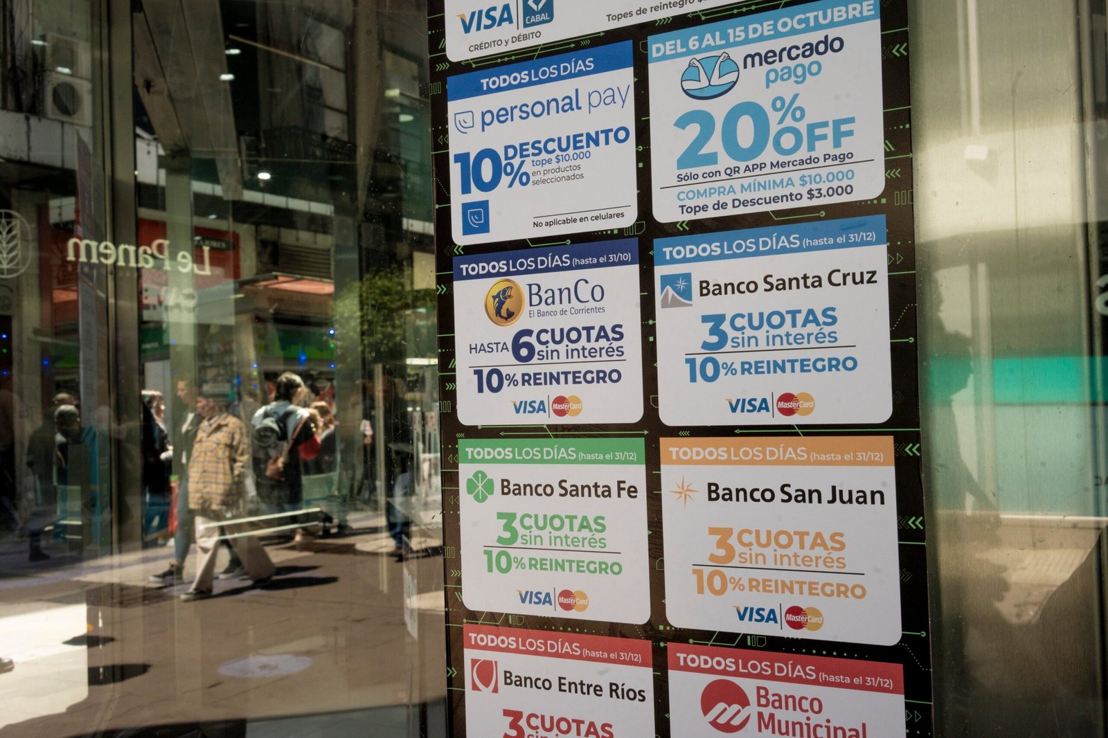 Promociones bancarias en un local de electrodomésticos en Buenos Aires.