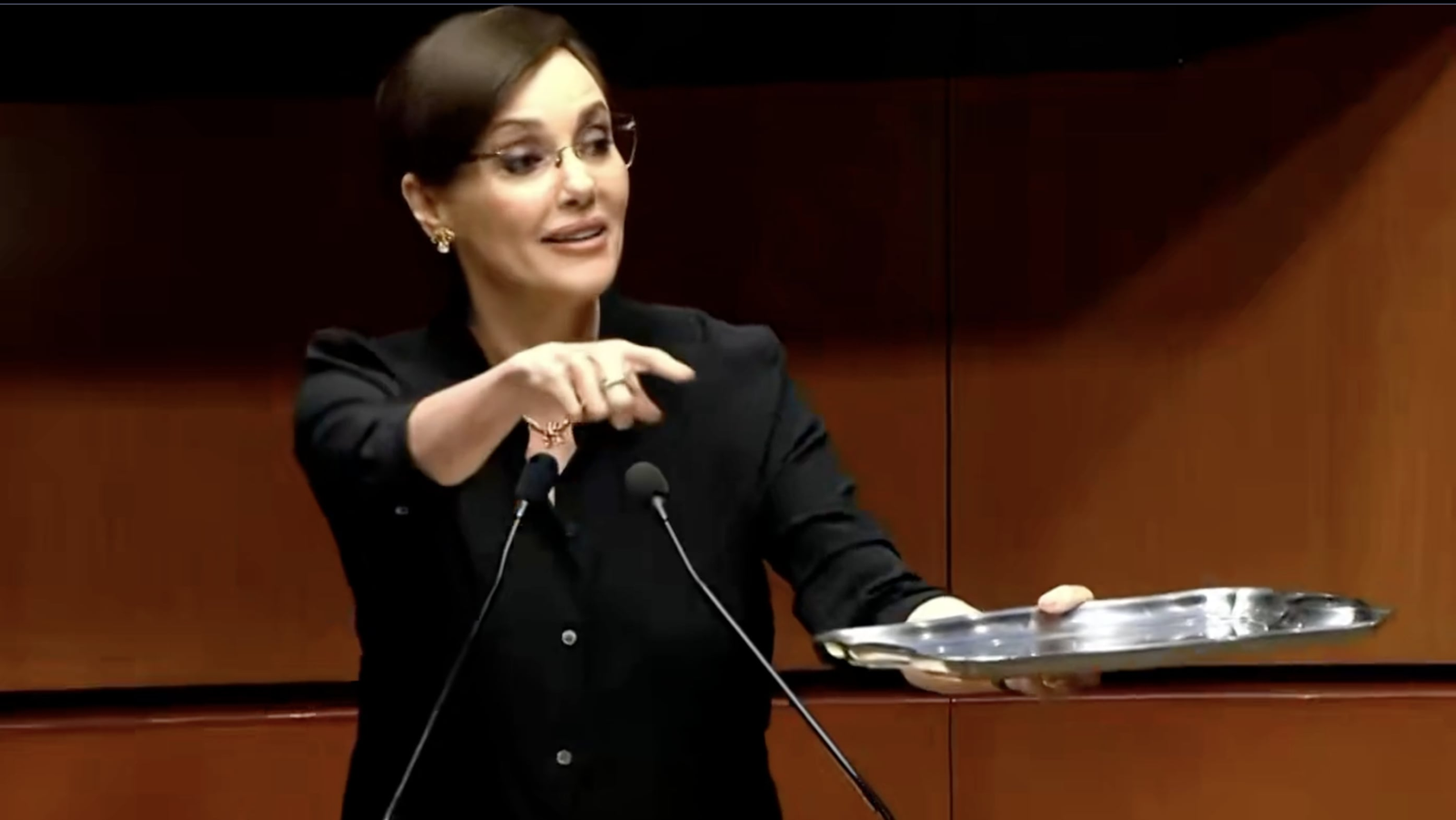 La oposición lleva al Congreso la batalla política por la retirada del visado a Andy López: “¡Rompan sus visas!”