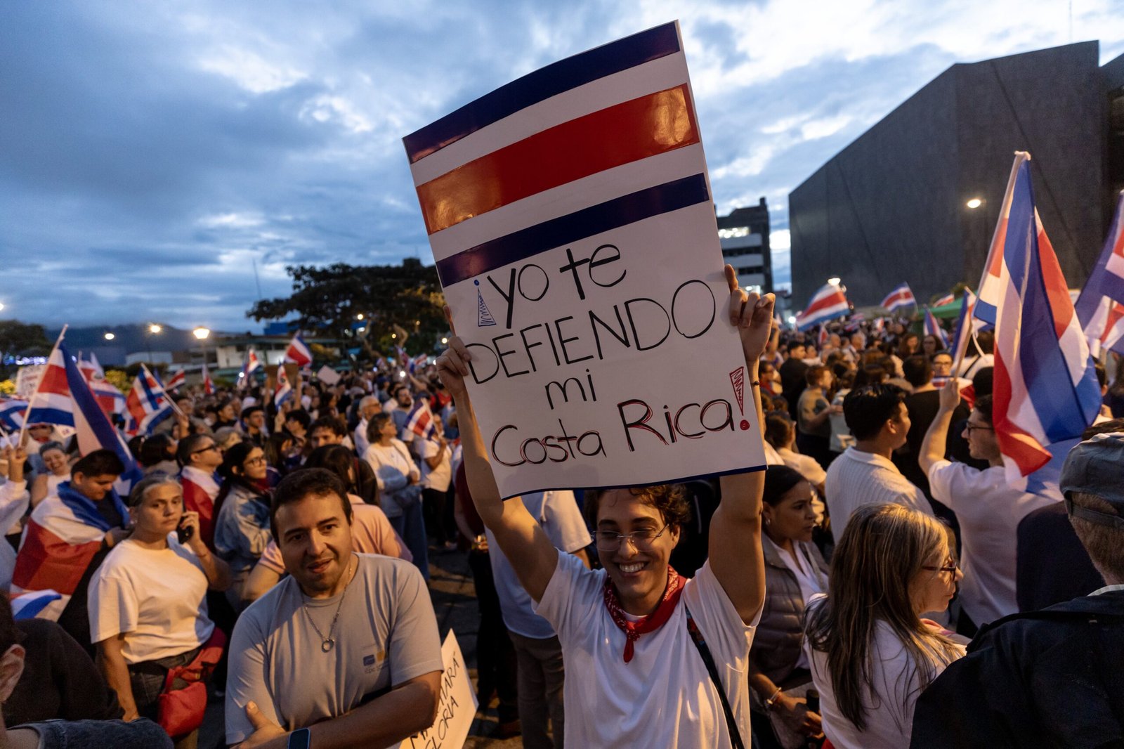 Centenares de ciudadanos se congregan en la Plaza de la Democracia durante manifestación en San José , Costa Rica, el 6 de agosto.