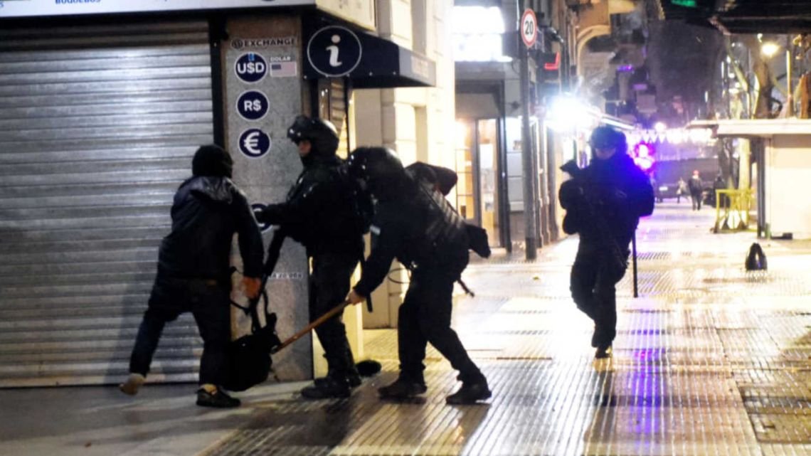 La policía arrestó a 12 personas en la manifestación contra la ley de tierras y hubo, al menos, 3 agentes heridos