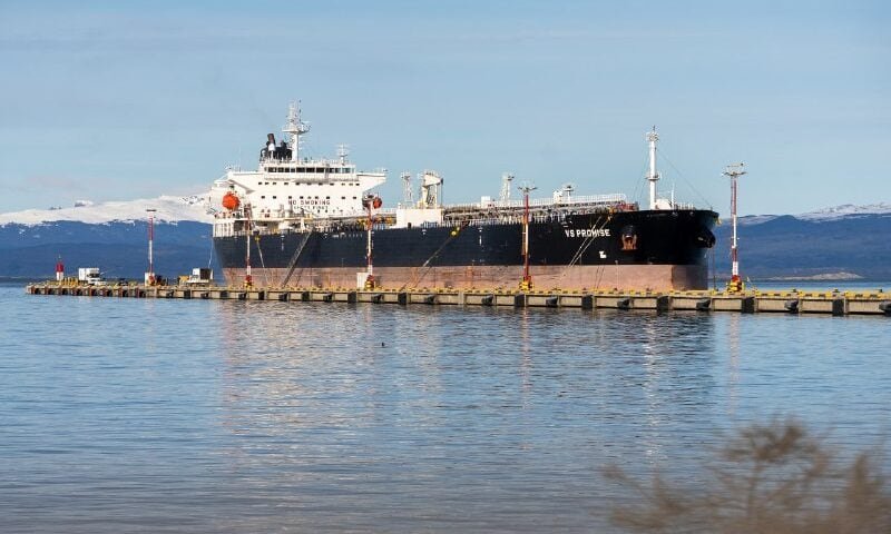 La provincia de Tierra del Fuego denuncia la presencia de un petrolero británico en el sur argentino y responsabiliza a Milei