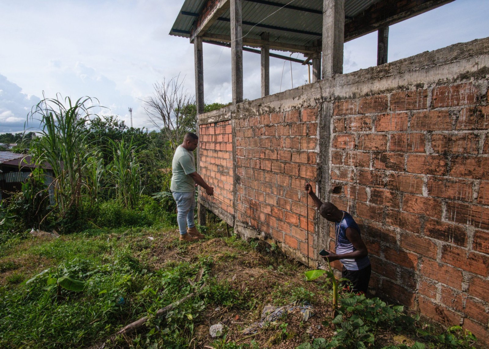 Alberto Morales revisa la casa averiada de un habitante de las periferias de Quibdó, Chocó.